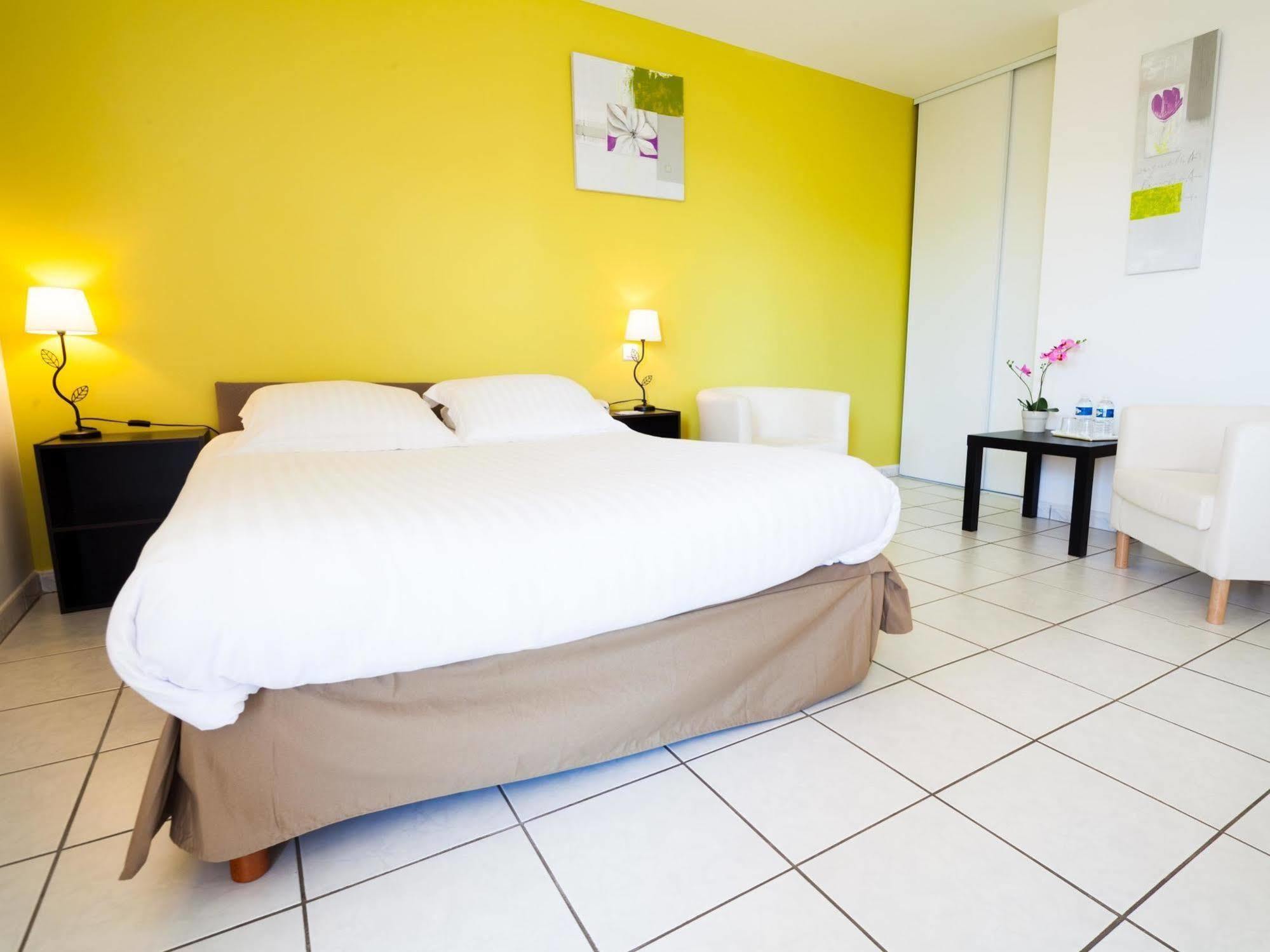 Le Grand Jardin Hotel Aujargues ภายนอก รูปภาพ